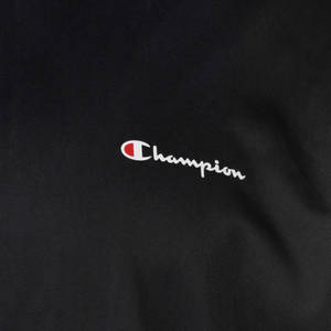 布料上刺繡的黑色Champion標誌 — 冠軍標誌 壁紙