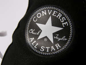 帆布運動鞋上的黑色Converse All Star標誌布章。 — Converse 標誌 壁紙