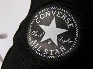 帆布運動鞋上的黑色Converse Chuck Taylor All Star標誌布章。 — Converse 標誌 壁紙