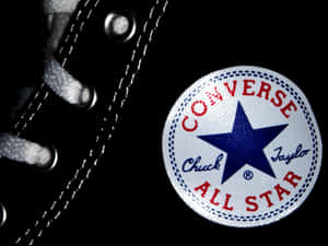 黑色Converse Chuck Taylor All Star運動鞋，白色鞋帶和標誌。 — Converse 標誌 壁紙