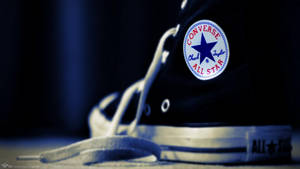 黑色Converse運動鞋，白色鞋帶和鞋底，冷藍色燈光。 — Converse 標誌 壁紙