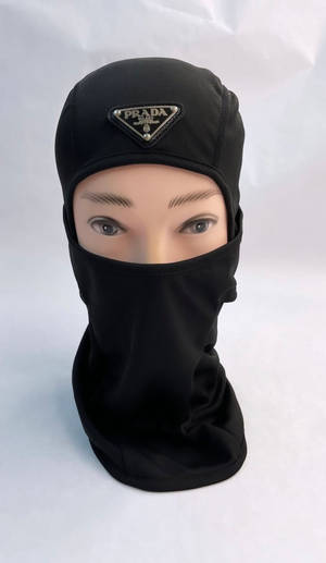 黑色Prada巴拉克拉法帽在工作室環境中置於模特兒頭上。 — 冬季美學 壁紙