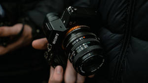 手持Sony無反相機配Canon鏡頭的人物特寫。
