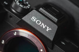 Sony相機機身和帶有橙色環的鏡頭接環特寫。 — Sony 壁紙