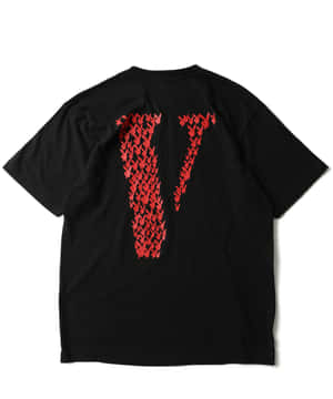 黑色T恤背面有紅色蝴蝶圖案形成V形。 — Vlone 壁紙
