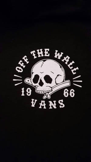 黑色T恤帶白色刺繡Vans標誌骷髏頭和文字 — Vans 標誌 壁紙
