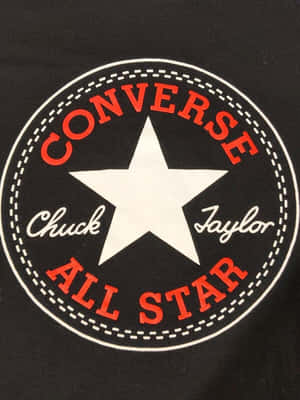 帶有紅白Converse Chuck Taylor All Star標誌的黑色T恤。 — Converse 壁紙