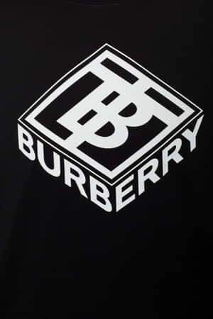 帶有白色Burberry標誌印花的黑色T恤。 — Burberry 壁紙