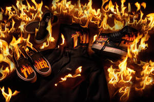 黑色Vans鞋和連帽衫在木頭上被火焰包圍。 — Thrasher 壁紙