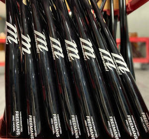 整齊排列的黑色 Marucci Freeman's Pro Model 棒球棍，帶有白色文字。 — 蝙蝠車 壁紙