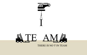 直升機將字母 I 吊起，位於 'THERE IS NO 'T' IN TEAM' 上方，由堆高機和字母組成。 — 團隊合作 壁紙