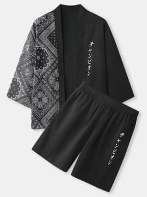 黑色和服長袍和短褲，帶有白色佩斯利圖案和日文文字 — 3:4 壁紙