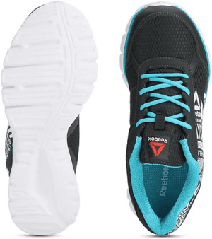 黑色和藍綠色的Reebok跑鞋，帶有詳細的鞋底視圖。