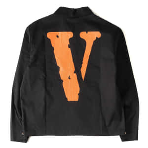 背面有橙色V標誌的黑色外套 — Vlone 壁紙