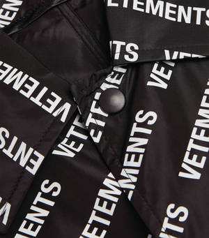 黑色外套，重複白色VETEMENTS文字和黑色鈕扣。 — Vetements 壁紙