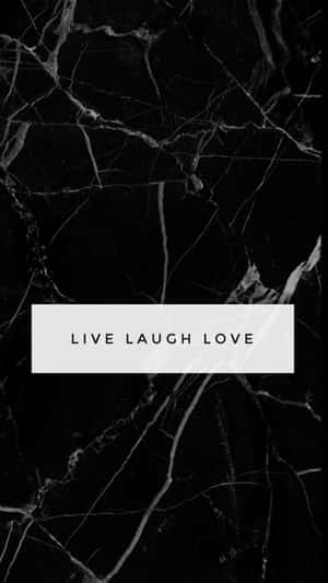 黑色大理石紋理，帶有白色紋理，以及一個包含 live laugh love 字樣的白色矩形。 — 可愛黑色風格 壁紙
