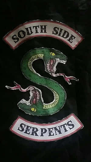 South Side Serpents 機車補丁，綠色蛇形成S形。 — 昏暗 壁紙