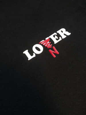 黑色布料上繡有白色和紅色的「LOWER」字樣。 — 航海王 騙人布 壁紙