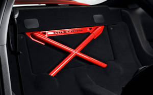 黑色後車廂內的紅色Mustang防滾架。 — 野馬GIF 壁紙
