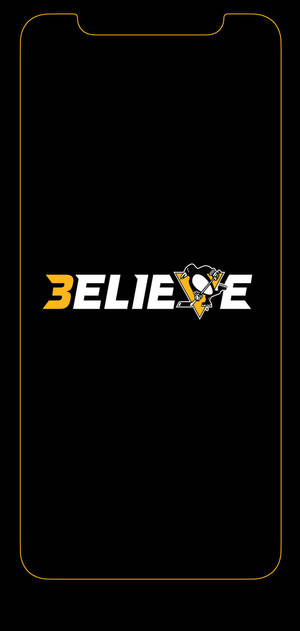 手機螢幕上帶有「BELIEVE」和匹茲堡企鵝隊標誌，黑色背景金色邊框。 — iPhone 14 Plus 壁紙