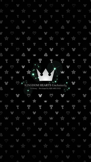 Kingdom Hearts Unchained 標誌，帶有皇冠和閃光，黑色背景上重複的圖標。 — 皇冠 壁紙