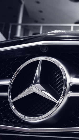 汽車格柵上賓士星形標誌的特寫，帶有鍍鉻和黑色細節。 — 汽車 壁紙