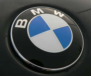 黑色背景上帶有藍白四象限的BMW汽車徽章。 — Vans 標誌 壁紙