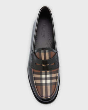 黑色漆皮樂福鞋，鞋面上有 Burberry 格紋圖案。 — Burberry 壁紙