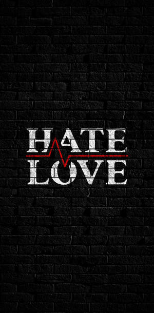 黑色磚牆上白色文字 hate love 與紅色心跳線。 — 黑色心形美學 壁紙