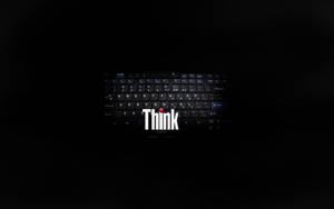 黑色筆記型電腦鍵盤，帶有發光白色Think標誌和紅點，背景為黑暗。