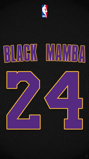 黑色籃球球衣，帶有紫色和金色的 'BLACK MAMBA 24'。 — 科比· Bryant 壁紙