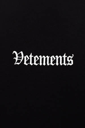 黑色布料上以白色哥德字體刺繡的 Vetements 標誌。 — BLACKPINK 標誌 壁紙