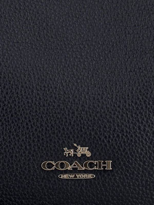 黑色皮革Coach手袋，帶有金色標誌和馬車徽章。 — 教練 壁紙