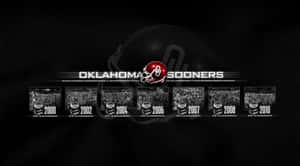 Oklahoma Sooners足球冠軍年份顯示在黑色紋理背景上。 — 啦啦隊 壁紙