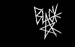 黑色背景上，白色風格文字寫著「black」，下方有一個五角星。 — 黑色心形美學 壁紙