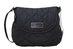 黑色絎縫 Marc Jacobs 斜背包，搭配金色金屬配件和品牌標籤。 — 馬克·雅可布 壁紙