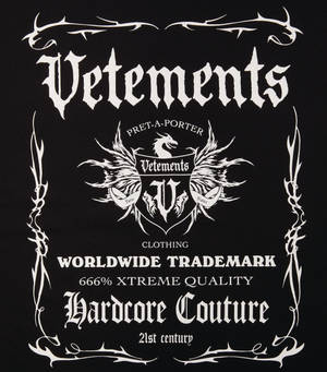Vetements服裝品牌標誌，帶有龍紋章和哥德式文字，黑色背景。 — Vivo X Fold 壁紙