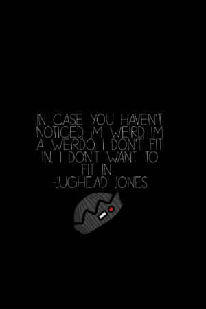 Jughead Jones關於自己是個怪人的白色手寫引用，下方有一個帶紅色鈕扣的灰色冷帽。 — 河谷鎮 壁紙
