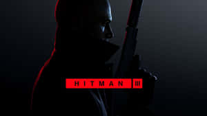 深色外套刺客手持步槍，紅色標誌HITMAN III — 刺客教條 壁紙