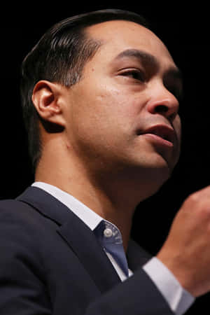 身穿深色西裝和白色襯衫的男士，表情嚴肅地向上看。 — 政治 壁紙