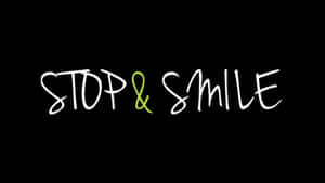 手寫風格的勵志短語「Stop and smile」，黑色背景。 — 喜悅 壁紙