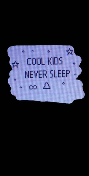 黑色背景上帶有星星和符號的像素藝術文字，寫著「cool kids never sleep」。 — 簡約 壁紙