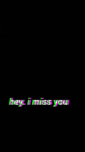 在黑色背景上以霓虹綠色和粉紅色顯示的故障文字，寫著 hey i miss you。 — 我想你 壁紙