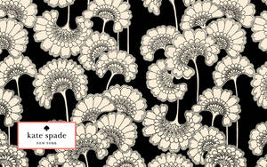 黑色背景上的奶油色花卉圖案，配有Kate Spade New York標誌。 — 凱特·摩絲 壁紙