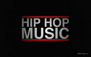 銀色文字顯示 hip hop music，由黑色背景上的紅色條紋框住。 — 嘻哈 壁紙