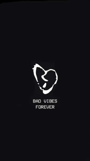 白色破碎心形圖標，帶有bad vibes forever文字，位於黑色背景上 — 簡約暗黑美學 壁紙