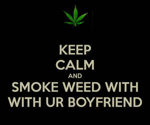 Keep calm and smoke weed with ur boyfriend 海報，附綠色葉子 — 大麻 壁紙