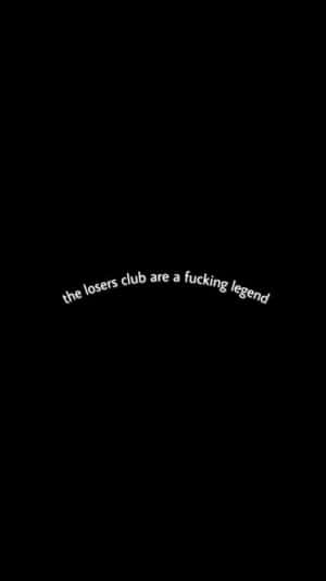 黑色背景上白色彎曲文字顯示「the losers club are a fucking legend」。 — 省電 壁紙
