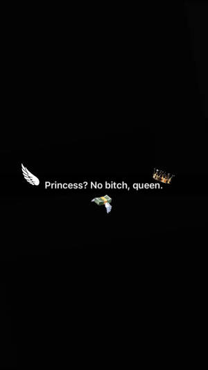 黑色背景上帶有翅膀和皇冠表情符號的文字引用 princess no bitch queen。 — 黑王 壁紙