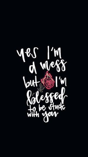 文字引用「yes I'm a mess but I'm blessed to be stuck with you」配上一朵發光的玫瑰。 — 丹尼爾·凱薩 壁紙